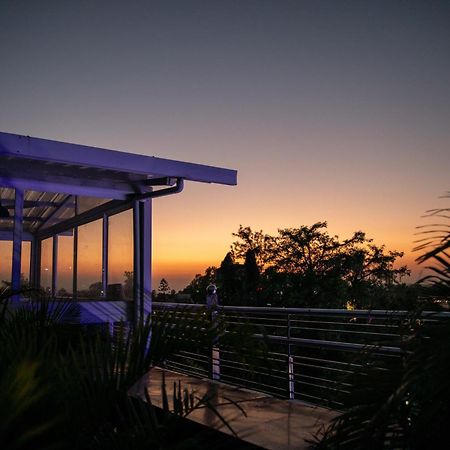 Hotel Alaya Dehradun Esterno foto