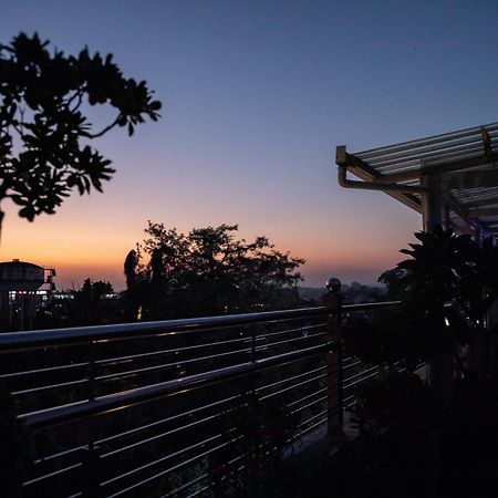 Hotel Alaya Dehradun Esterno foto