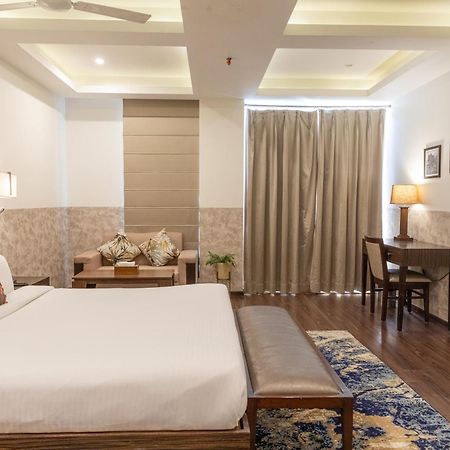 Hotel Alaya Dehradun Esterno foto