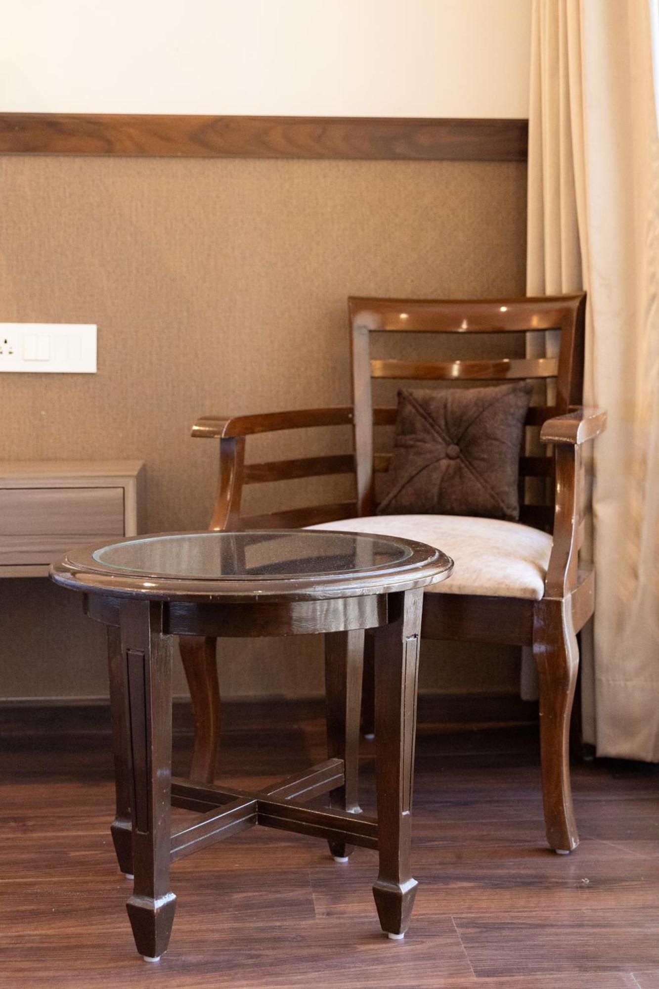 Hotel Alaya Dehradun Esterno foto