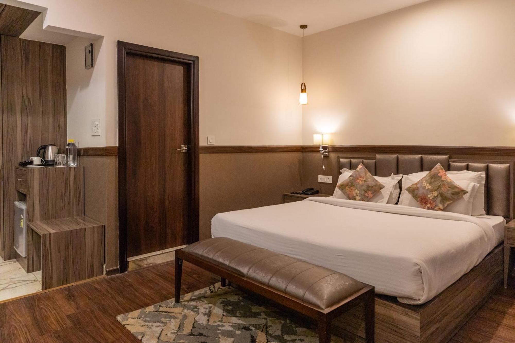 Hotel Alaya Dehradun Esterno foto