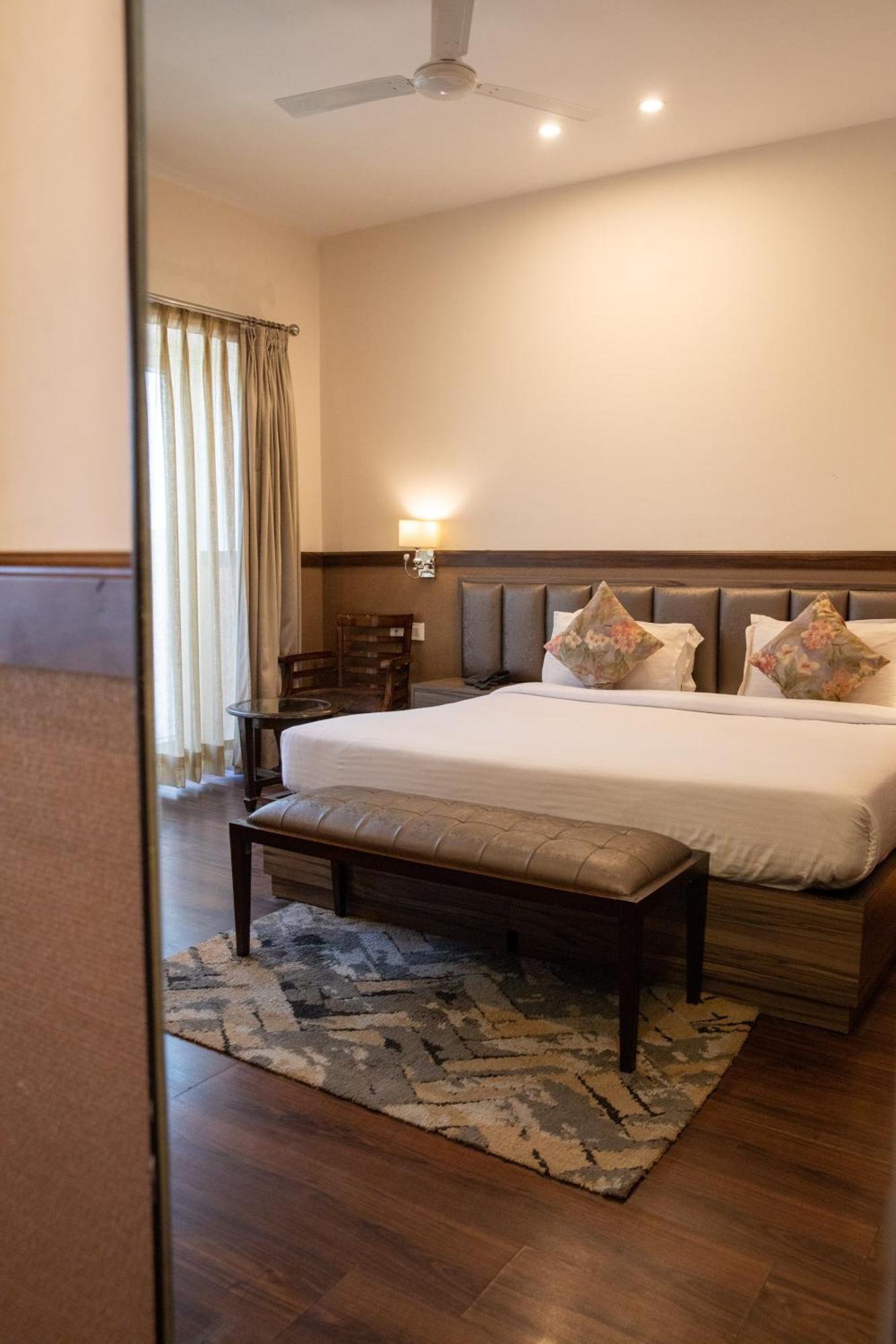 Hotel Alaya Dehradun Esterno foto