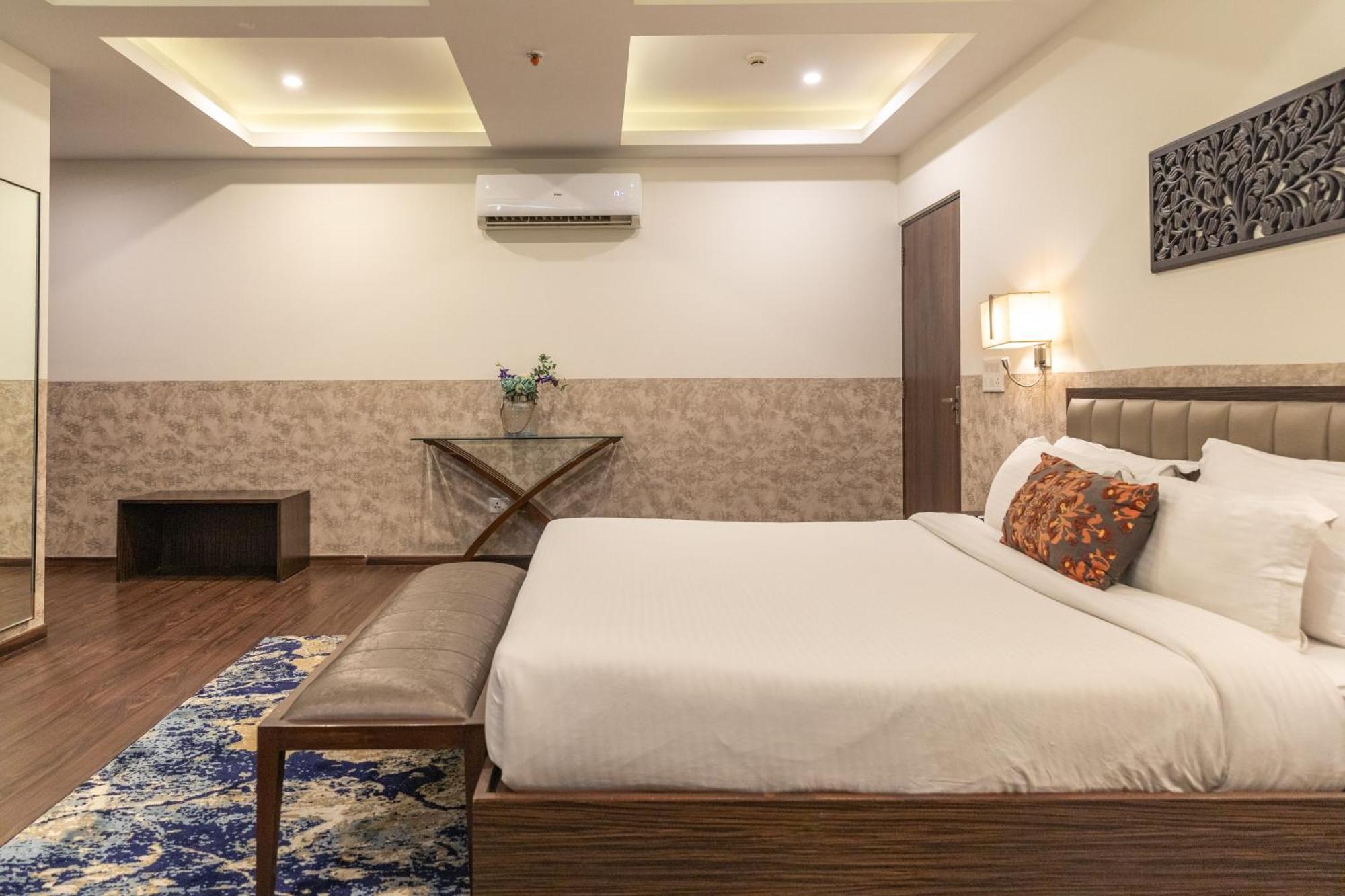 Hotel Alaya Dehradun Esterno foto