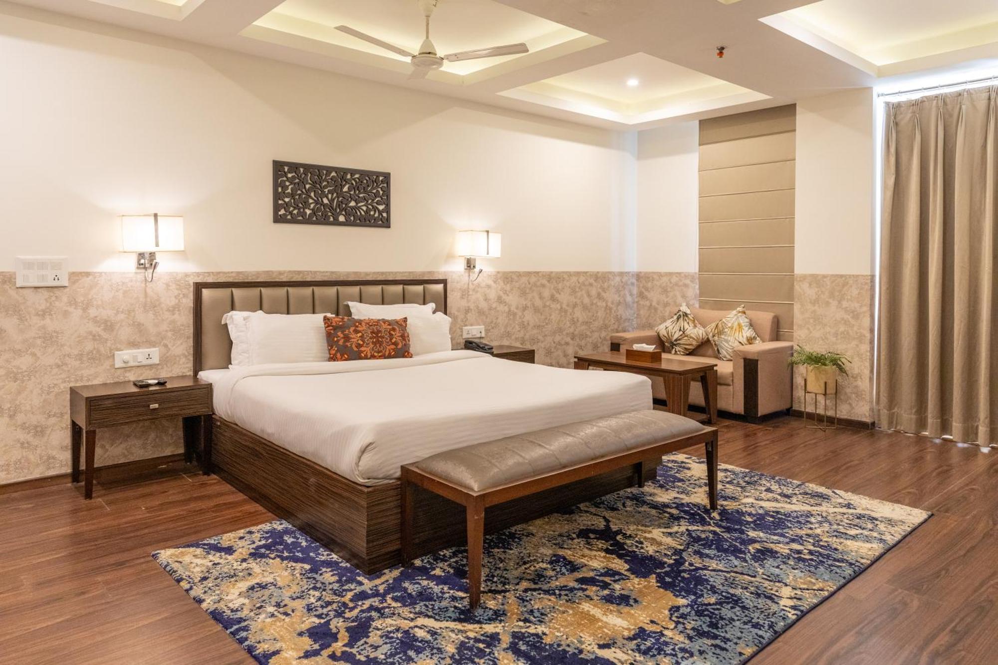 Hotel Alaya Dehradun Esterno foto