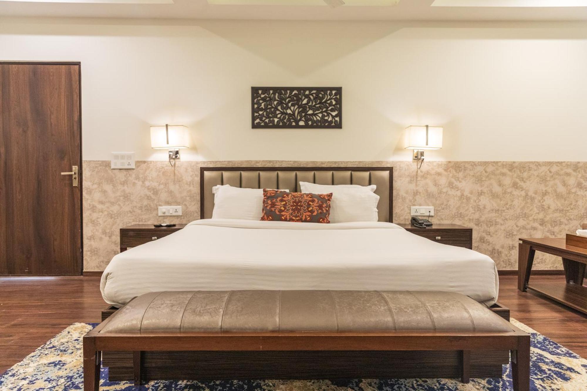 Hotel Alaya Dehradun Esterno foto