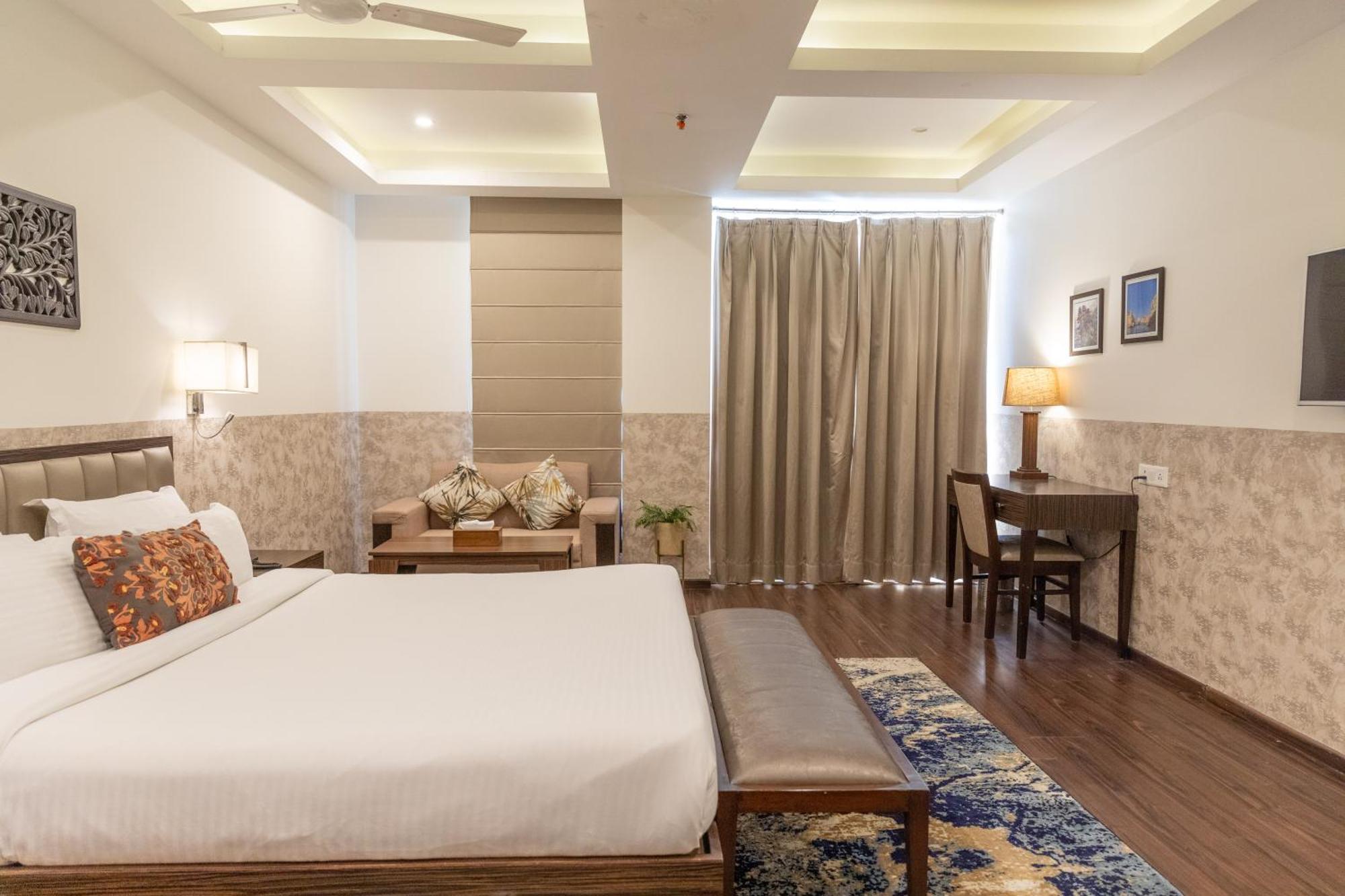 Hotel Alaya Dehradun Esterno foto
