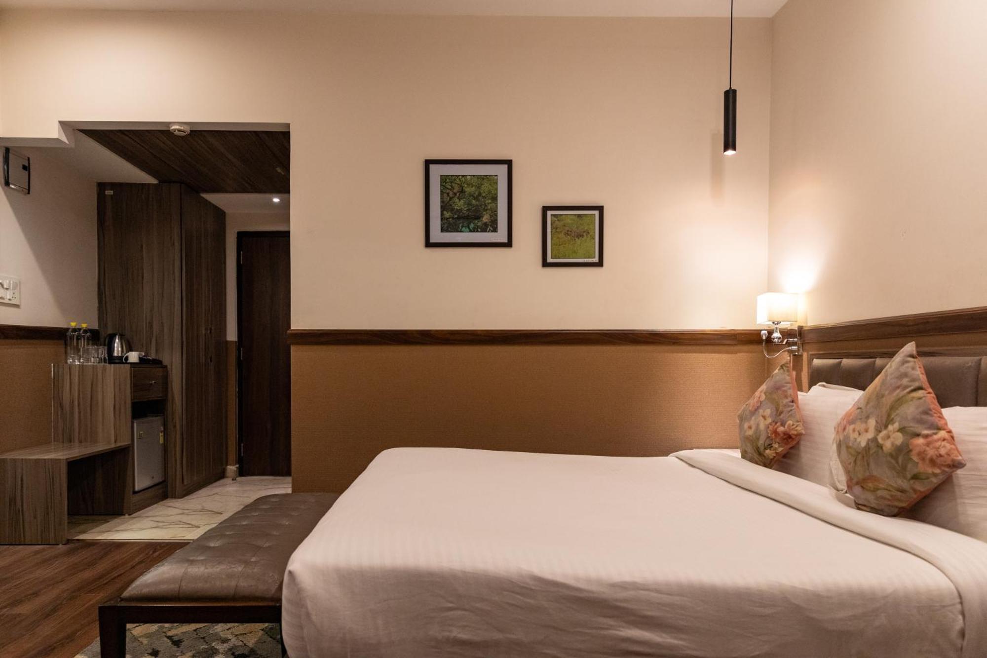 Hotel Alaya Dehradun Esterno foto